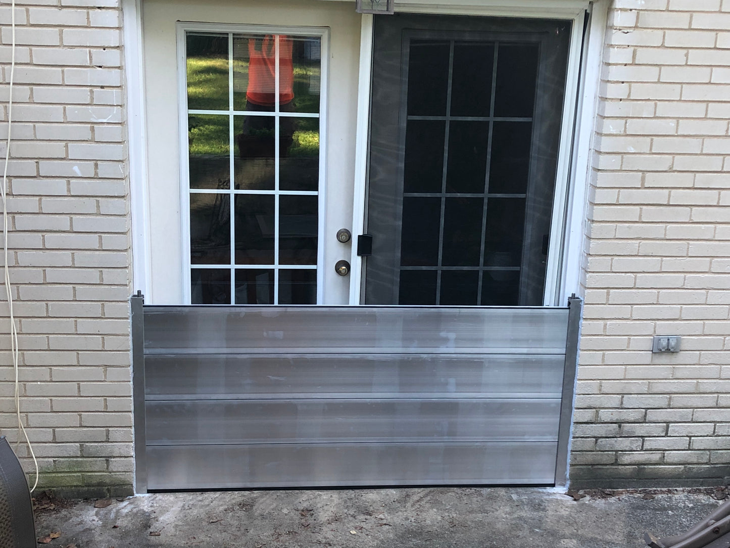 Reveal mounted demountable flood barrier