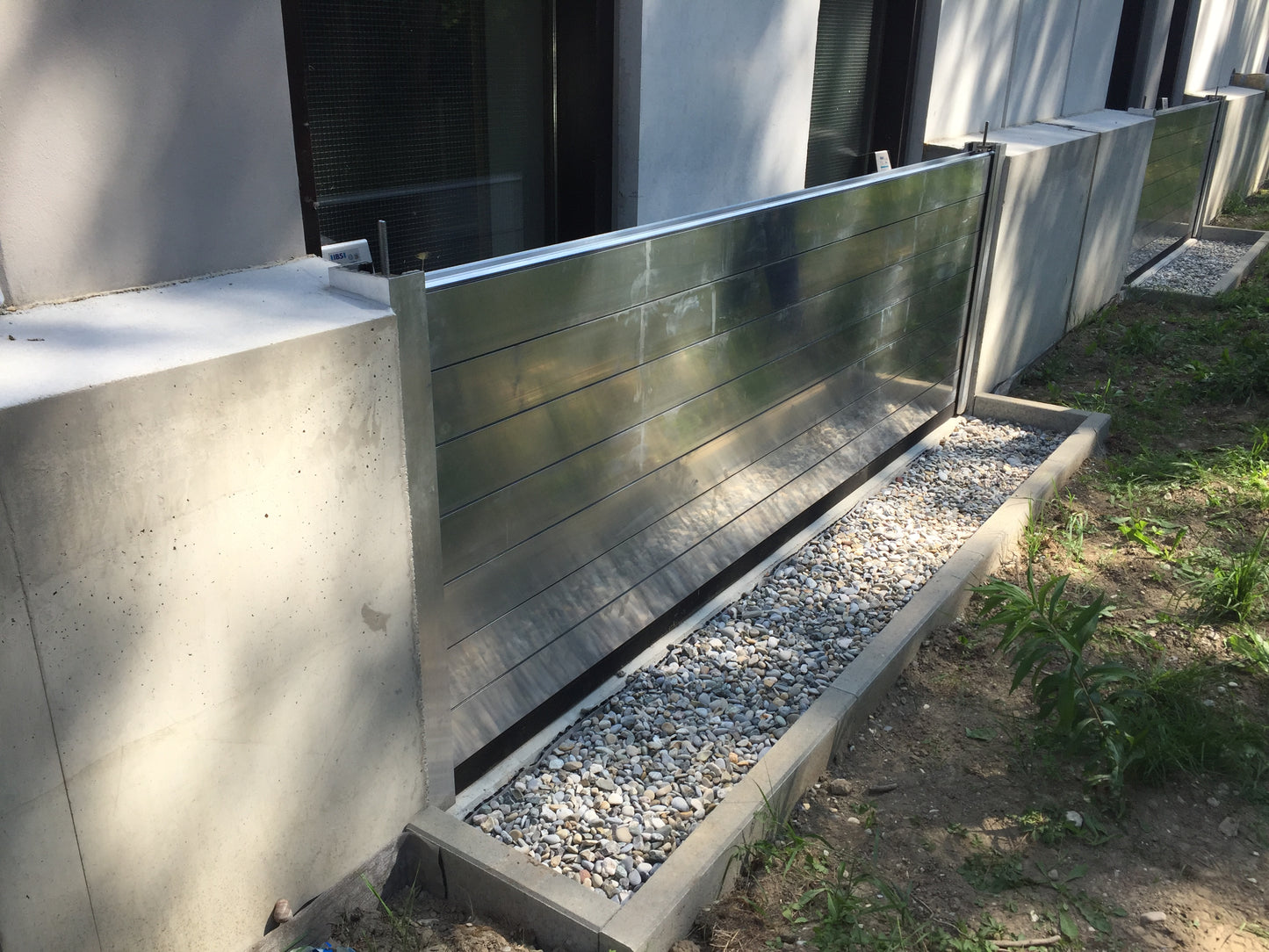 B100 - Reveal Fixed Flood Barrier System (T08)