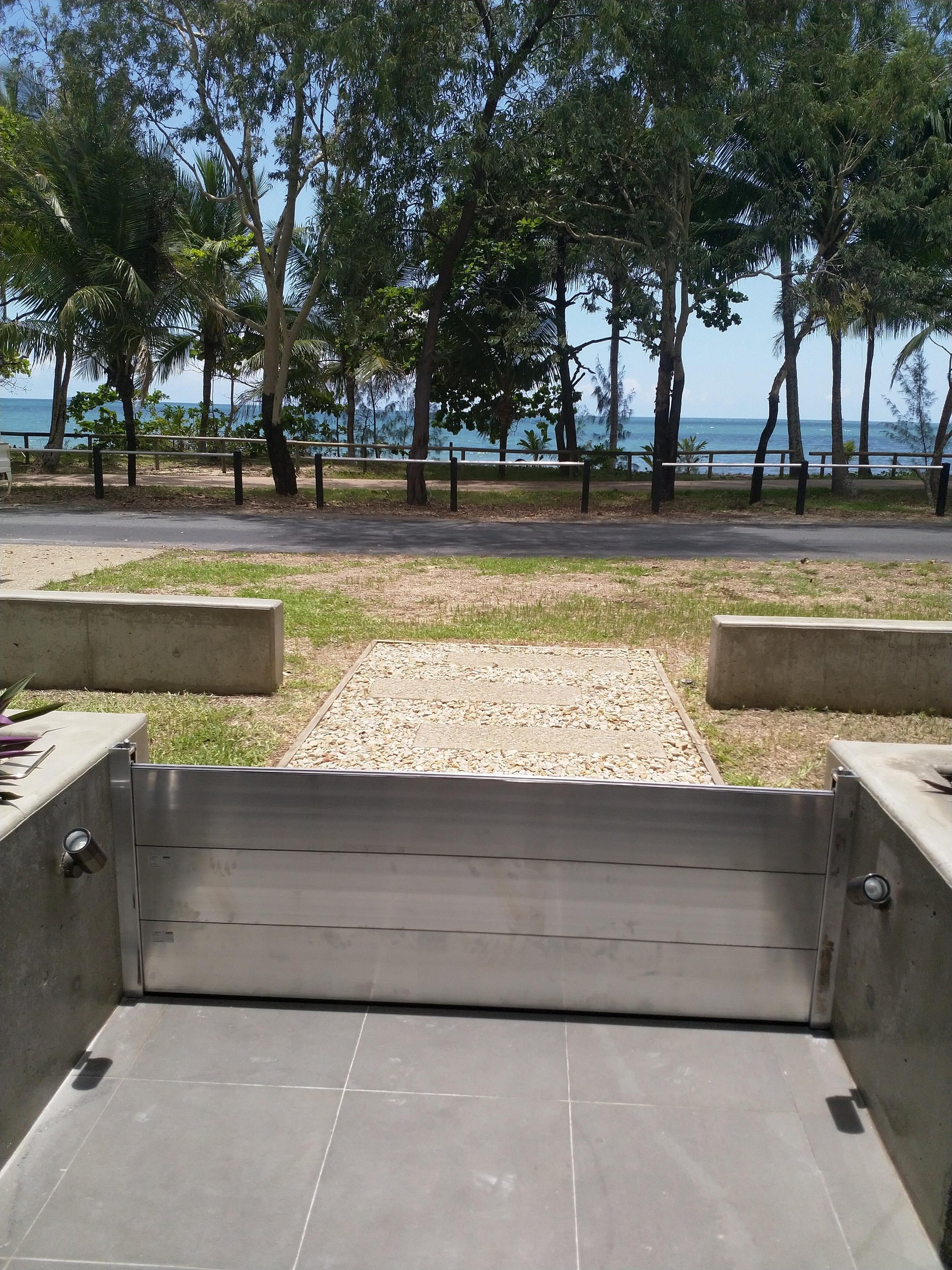 lightweight demountable flood barrier