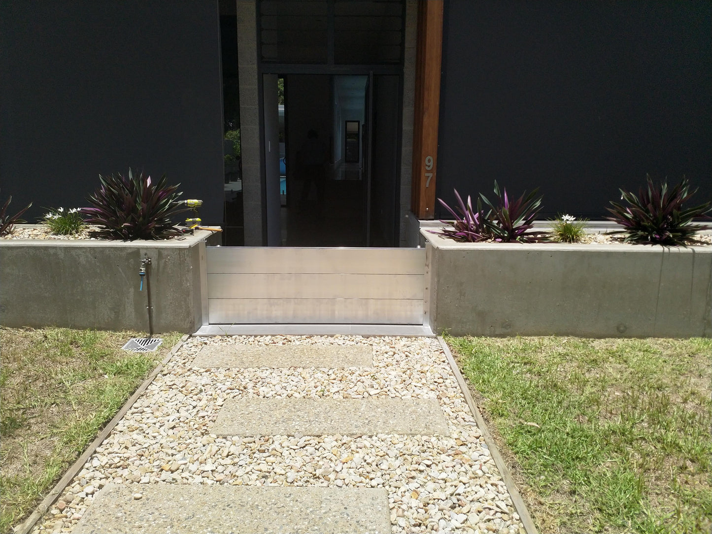 single field light weight demountable flood barrier