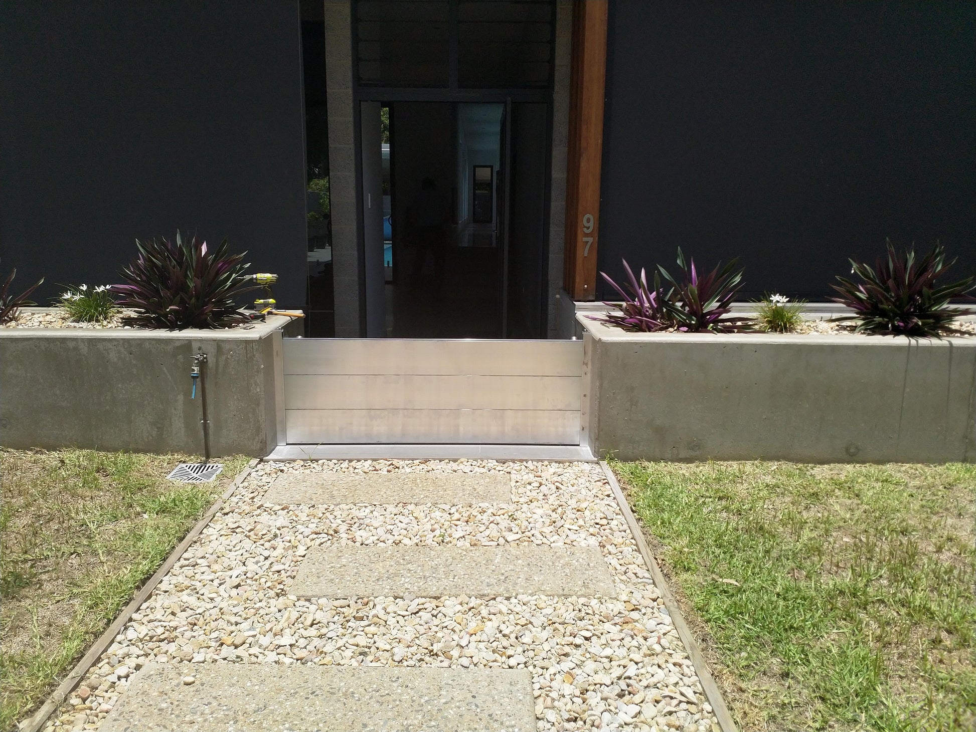 single field light weight demountable flood barrier