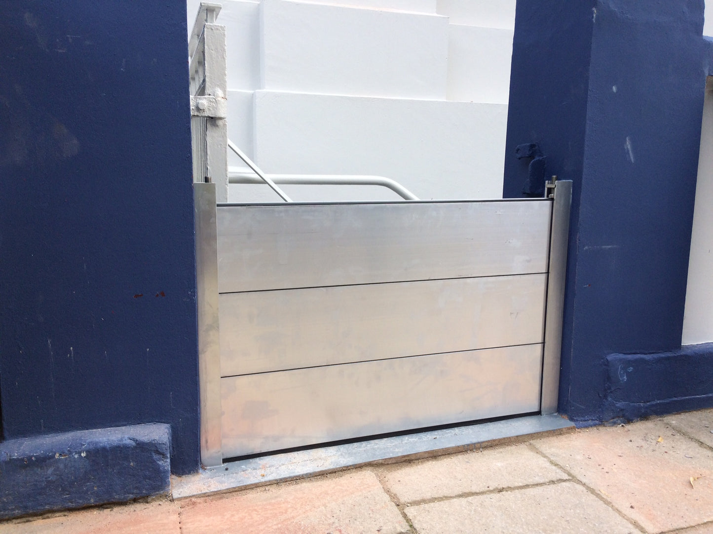 SL25 - Reveal Fixed Flood Barrier (T08)